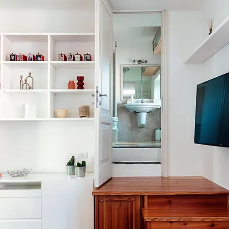 Flipping Flat - By Myhomeincomo Apartment