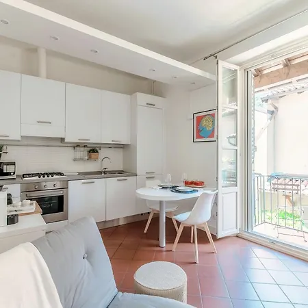 Flipping Flat - By Myhomeincomo Apartment Como